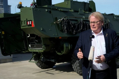 Bộ trưởng Quốc phòng Thụy Điển Peter Hultqvist phát biểu trong cuộc họp báo tại căn cứ quân sự ở Adazi, Latvia ngày 13 tháng 4 năm 2022. (Nguồn: Reuters)