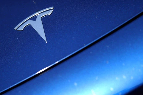 Logo Tesla trên một chiếc xe hơi ở Los Angeles, California, Mỹ. (Nguồn: Reuters)