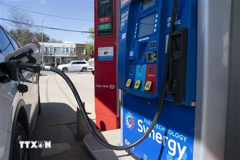 Bơm xăng cho phương tiện tại một trạm bán xăng ở Arlington, Virginia, Mỹ. (Ảnh: THX/TTXVN)