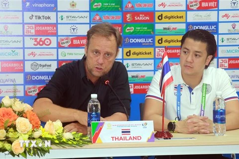 HLV Alexandre Polking của U23 Thái Lan vui mừng khi đội nhà giành chiến thắng. (Ảnh: Văn Đạt/TTXVN)