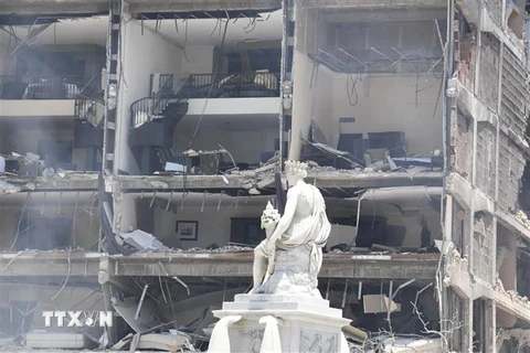 Hiện trường vụ nổ khách sạn Saratoga ở thủ đô La Habana của Cuba, ngày 6/5/2022. (Ảnh: THX/TTXVN)
