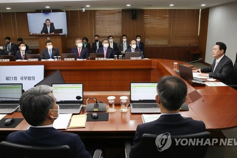 Tổng thống Hàn Quốc Yoon Suk-yeol chủ trì cuộc họp nội các đầu tiên ngày 12/5. (Nguồn: Yonhap)