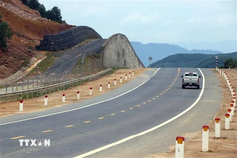 Các xe ôtô lưu thông với tốc độ chậm trên tuyến cao tốc La Sơn-Túy Loan. (Ảnh: Đỗ Trưởng/TTXVN)