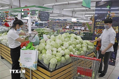 Người dân mua sắm tại siêu thị Winmart. (Ảnh: Trần Việt/TTXVN)