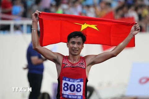 VĐV Nguyễn Văn Lai vui mừng chiếc Huy chương Vàng 10.000m nam tại SEA Games 31. (Ảnh: Quốc Khánh/TTXVN)
