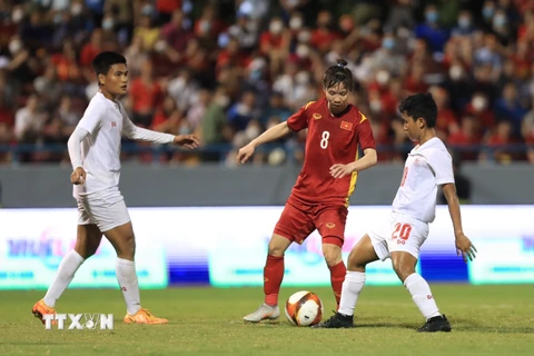 Tiền vệ Thuỳ Trang (8) giữ bóng khéo léo trước pha áp sát của hậu vệ Myanmar. (Ảnh: Hoàng Linh/TTXVN)