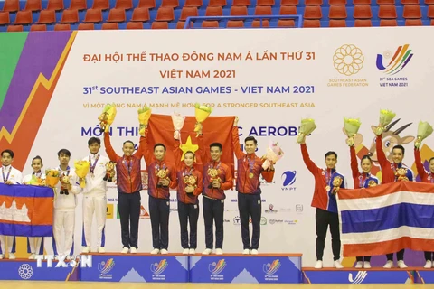 Đôi Aerobic Việt Nam giành HCV; Campuchia giành HCB; Thái Lan giành HCĐ nội dung nhóm 5 người. (Ảnh: Tuấn Đức/TTXVN)