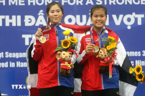 Trao HCV nội dung đôi nữ môn Quần vợt SEA Games 31 cho cặp VĐV đội tuyển Thái Lan. (Ảnh: Thế Duyệt/TTXVN)