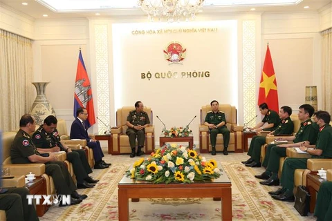 Bộ trưởng Bộ Quốc phòng Phan Văn Giang tiếp Bộ trưởng Bộ Quốc phòng Campuchia Tea Banh. (Ảnh: TTXVN/phát)