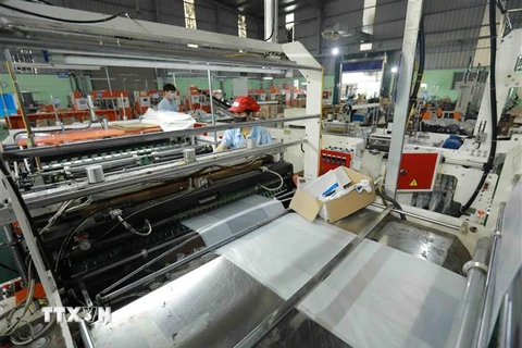 Dây chuyền sản xuất túi nhựa xuất khẩu tại nhà máy của Công ty Cổ phần HAPLAST. (Ảnh: Vũ Sinh/TTTXVN)