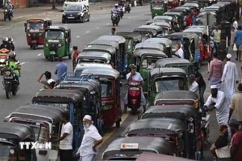 Các phương tiện xếp hàng bên ngoài một trạm xăng ở Colombo, Sri Lanka, ngày 15/4/2022. (Ảnh: AFP/TTXVN)