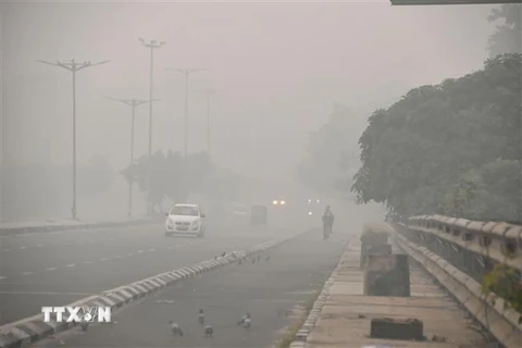 Khói mù ô nhiễm bao phủ bầu trời New Delhi, Ấn Độ, ngày 5/11/2021. (Ảnh: Kyodo/TTXVN)