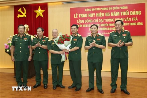 Lãnh đạo Bộ Quốc phòng tặng hoa chúc mừng Đại tướng Phạm Văn Trà. (Ảnh: Hồng Pha/TTXVN)