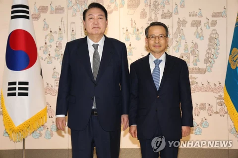 Tổng thống Yoon Suk-yeol (trái) và Giám đốc Cơ quan Tình báo Quốc gia Hàn Quốc Kim Kyou-hyun ngày 27/5. (Nguồn: Yonhap)