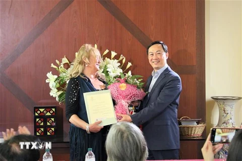 Đại sứ Việt Nam tại Italy Dương Hải Hưng trao quyết định bổ nhiệm bà Sandra Scagliotti làm Lãnh sự danh dự Việt Nam tại Turin, Italy. (Ảnh: Hải Linh/TTXVN)