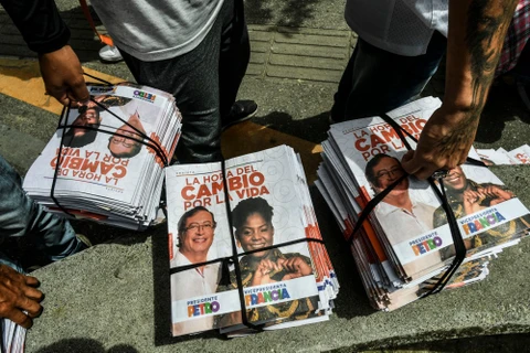 Các tài liệu vận động ủng hộ ứng cử viên tổng thống Colombia Gustavo Petro tại khu phố Comuna 13 của Medellín, Colombia ngày 27/5. (Nguồn: AFP/Getty)