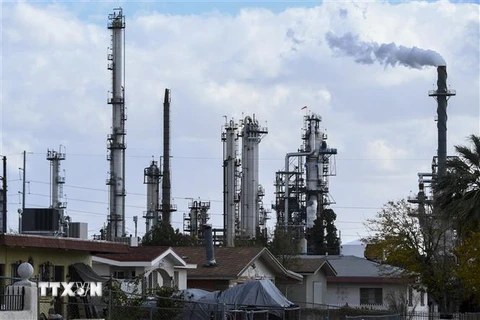 Nhà máy lọc dầu tại El Paso, Texas, Mỹ. (Ảnh: AFP/TTXVN)