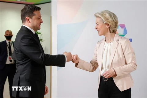 Tổng thống Ukraine Volodymyr Zelensky (trái) trong cuộc gặp Chủ tịch Ủy ban châu Âu (EC) Ursula von der Leyen tại Brussels (Bỉ) ngày 15/12/2021. (Ảnh: AFP/TTXVN)