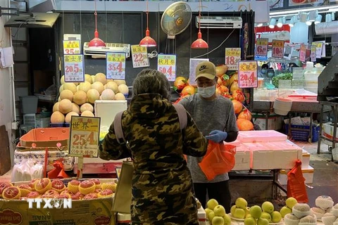 Quầy hàng hoa quả ở chợ Wan Chai, ngày 9/2/2022. (Ảnh: Mạc Luyện/TTXVN)