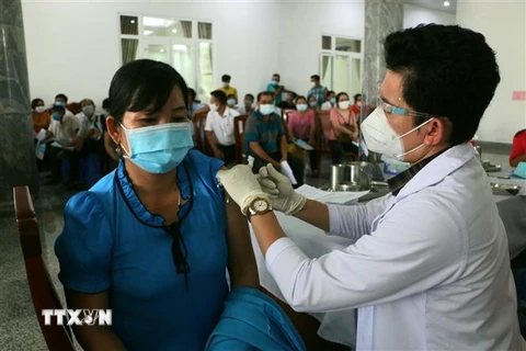 Tiêm vaccine COVID-19 cho người dân thành phố Vị Thanh, Hậu Giang. (Ảnh: Duy Khương/TTXVN)