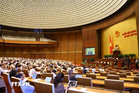 Bộ trưởng Bộ Thông tin và Truyền thông Nguyễn Mạnh Hùng trình bày Tờ trình dự án Luật sửa đổi bổ sung một số điều của Luật Tần số vô tuyến điện. (Ảnh: Văn Điệp/TTXVN)