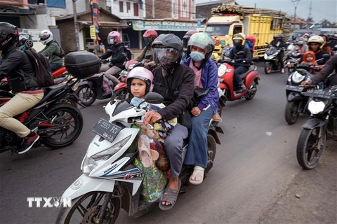 Người dân đndonesia đổ về quê đón lễ Eid al-Fitr ngày 28/4/2022. (Ảnh: AFP/TTXVN)