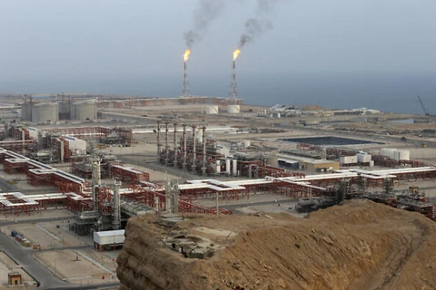 Các nhà máy lọc khí tự nhiên tại mỏ khí đốt Nam Pars trên bờ biển phía bắc của Vịnh Persian ở Asaluyeh, Iran. (Ảnh: AP)