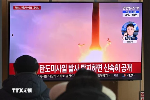 Người dân theo dõi qua truyền hình ở nhà ga Seoul (Hàn Quốc) về vụ phóng thử vật thể được cho là tên lửa đạn đạo của Triều Tiên, ngày 30/1/2022. (Ảnh: AFP/TTXVN)