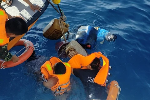 Bộ đội biên phòng Quảng Nam cứu hộ các ngư dân trên tàu cá gặp nạn. (Nguồn: tuoitre.vn)