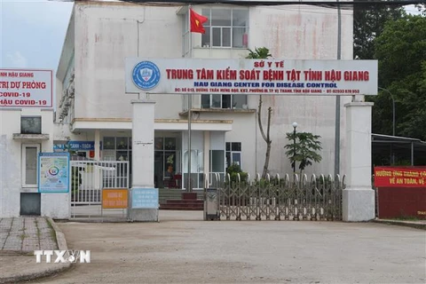 Nhiều cán bộ CDC Hậu Giang bị kỷ luật liên quan đến mua sắm kit test của Công ty Việt Á, (Ảnh: Hồng Thái/TTXVN)