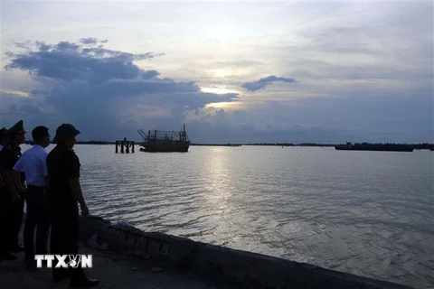 Lãnh đạo Cảng vụ Hàng hải Thừa Thiên – Huế và Đồn Biên phòng cửa khẩu cảng Thuận An kiểm tra vị trí neo đậu của tàu Thịnh Long 68 trong quá trình phục vụ điều tra. (Ảnh: Đỗ Trưởng/TTXVN)