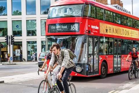 Người dân Anh chuyển sang sử dụng xe buýt và đi xe đạp khi giá nhiên liệu bắt đầu tăng cao. (Nguồn: Alamy)