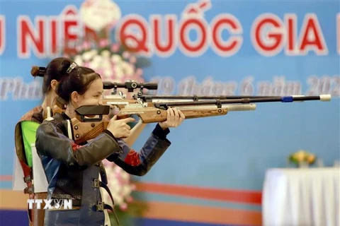 Các nữ vận động viên bắn súng hơi di động tiêu chuẩn 10m tập luyện trước giờ thi đấu. (Ảnh: Hoàng Hùng/TTXVN)