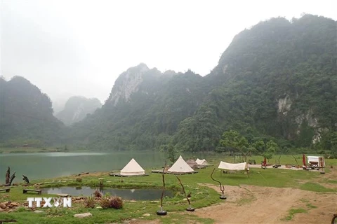Du khách cắm trại nghỉ dưỡng quanh hồ Nong Dùng, Hữu Lũng. (Ảnh: Anh Tuấn/TTXVN)