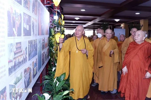 Những hình ảnh tiêu biểu nhất về quá trình xây dựng và phát triển của Giáo hội Phật giáo Việt Nam Thành phố Hồ Chí Minh trong 40 năm qua được giới thiệu tại triển lãm. (Ảnh: Xuân Khu/TTXVN)