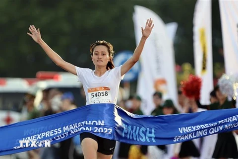 Nguyễn Thị Kim Luyến trở thành nhà vô địch cự ly 5km nữ Giải chạy VnExpress Marathon Quy Nhơn 2022. (Ảnh: Nguyên Linh/TTXVN)