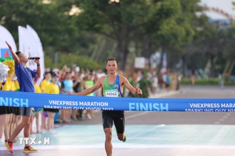 Lê Văn Tuấn bảo vệ thành công chức vô địch tại Giải chạy VnExpress Marathon Quy Nhơn 2022. (Ảnh: Nguyên Linh/TTXVN)