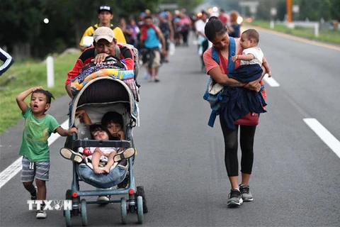 Người di cư trong hành trình tới Mỹ tại khu vực Mapastepec, bang Chiapas, Mexico, ngày 1/11/2021. (Ảnh: AFP/TTXVN)