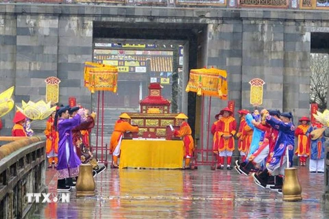 Tái hiện Lễ Ban Sóc triều Nguyễn tại Cố đô Huế. (Ảnh: Tường Vi/TTXVN)