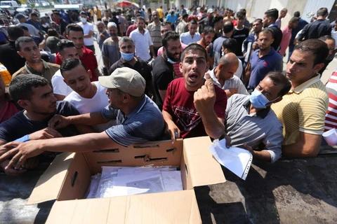 Người Palestine tập trung để xin giấy phép lao động của Israel, tại Khan Younis, phía nam Dải Gaza. (Nguồn: Reuters)