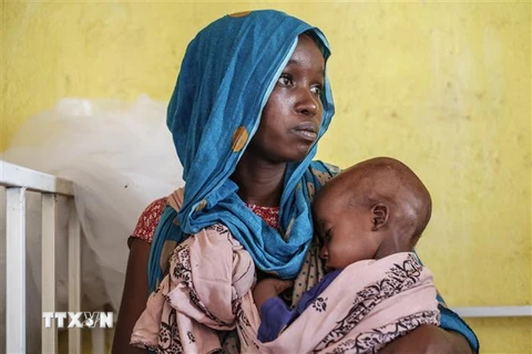 Chăm sóc em nhỏ bị suy dinh dưỡng tại trung tâm y tế ở thị trấn Kelafo, cách thành phố Gode của Ethiopia 120km, ngày 8/4/2022. (Ảnh: AFP/TTXVN)