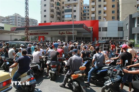 Người dân xếp hàng dài chờ đổ xăng tại Tripoli, Liban, ngày 25/8/2021. (Ảnh: THX/TTXVN)