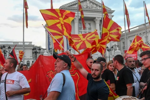 Những người ủng hộ đảng đối lập chính của Bắc Macedonia VMRO-DPMNE biểu tình trước một tòa nhà chính phủ ở Skopje, ngày 18/6. (Nguồn: AFP)