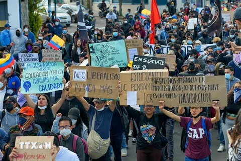 Người biểu tình phản đối Chính phủ tuần hành ở thủ đô Quito, Ecuador ngày 16/6/2022. (Ảnh: AFP/TTXVN)