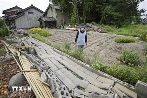 Nhà cửa bị hư hại sau trận động đất tại Suzu, tỉnh Ishikawa, Nhật Bản, ngày 20/6/2022. (Ảnh: Kyodo/TTXVN)