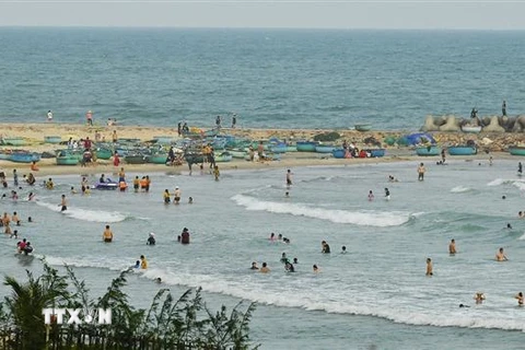 Các bãi tắm đẹp, hoang sơ ở Mũi Né (thành phố Phan Thiết, Bình Thuận) thu hút du khách. (Ảnh: Hồng Hiếu/TTXVN)