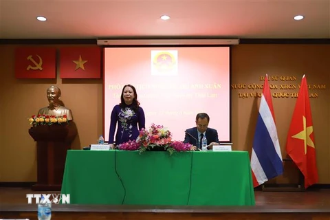 Phó Chủ tịch nước Võ Thị Ánh Xuân nói chuyện thân mật với cán bộ, nhân viên Đại sứ quán và các cơ quan của Việt Nam tại Thái Lan. (Ảnh: Ngọc Quang/TTXVN)