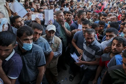 Người Palestine tập trung để xin giấy phép lao động của Israel tại Dải Gaza tháng 6/2021. (Nguồn: AFP)