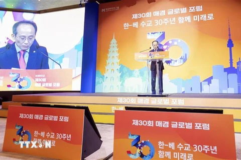 Phó thủ tướng kiêm Bộ trưởng Kinh tế và Tài chính Hàn Quốc Choo Kyung-ho phát biểu chào mừng tại lễ khai mạc diễn đàn. (Ảnh: Anh Nguyên/TTXVN)