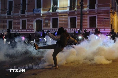 Người biểu tình bạo động xung đột với cảnh sát ở thủ đô Quito, Ecuador ngày 16/6/2022. (Ảnh: AFP/TTXVN)